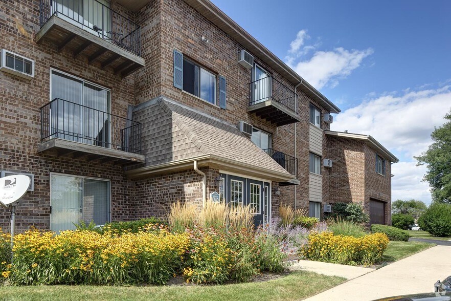 The Greenway at Carol Stream Carol Stream, IL Apartment Finder
