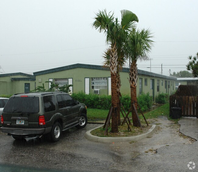 Pershing Apartments Parking Pershing Apartments Parking