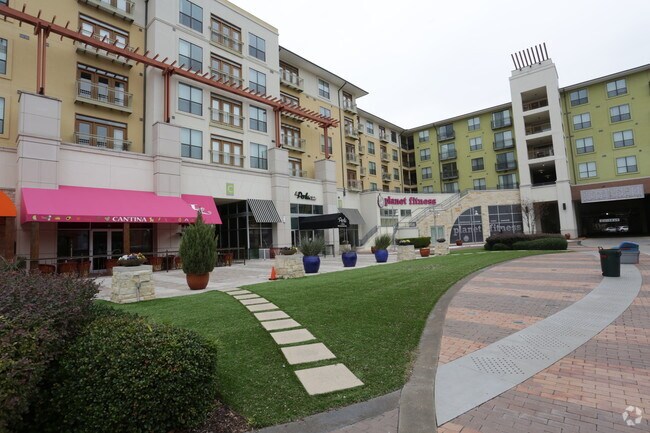 Village on the Green Dallas, TX Apartment Finder