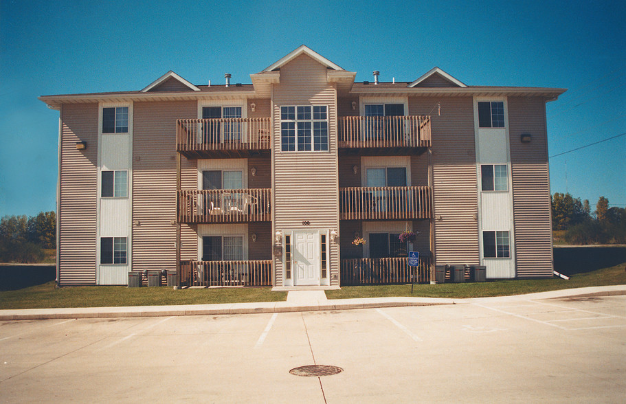 Cedar Trail Village - Hiawatha, IA | Apartment Finder