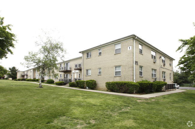 Parkwood Village - Parlin, NJ | Apartment Finder