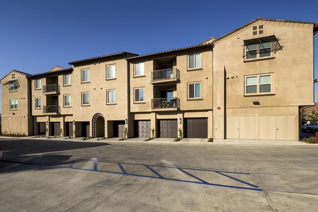 Montecito Corona, CA Apartment Finder