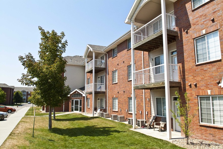 Lakeside Village Apartment Homes - Lincoln, NE | Apartment Finder