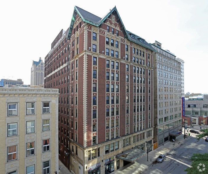 Grand Wisconsin Milwaukee, WI Apartment Finder
