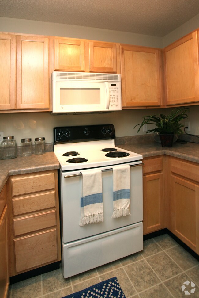 The Amesbury on West Market Greensboro, NC Apartment Finder