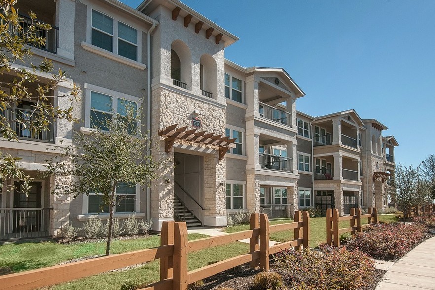 https://image4.apartmentfinder.com/i2/aq6esiXXDn6zO4upttSgfE99XRLazxnrRpICEnSpEpo/110/wiregrass-at-stone-oak-san-antonio-tx-wiregrass-at-stone-oak-luxury-apartments.jpg