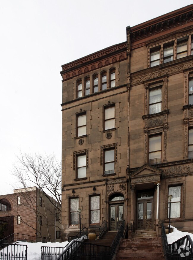 2BR bilevel apartment in historic brownstone Philadelphia, PA