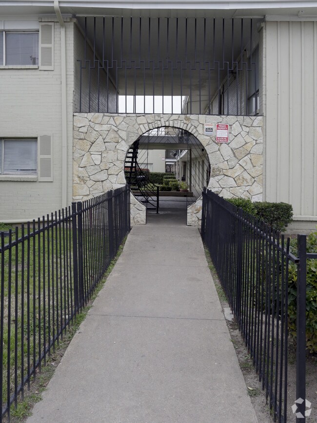 Biscayne Apartments Dallas, TX Apartment Finder