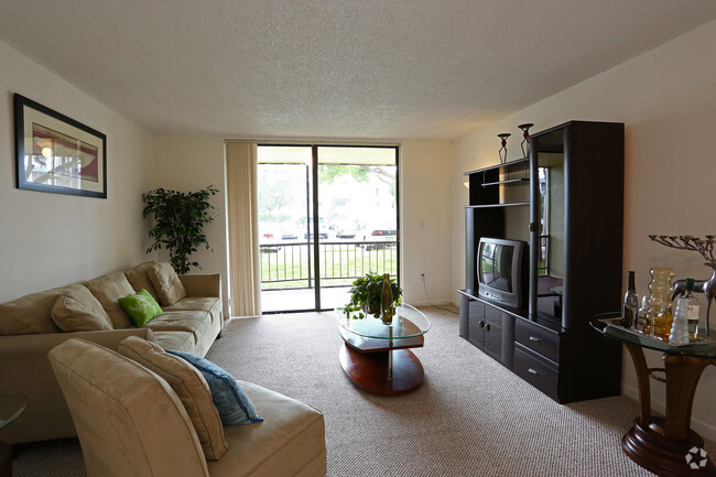 2500 Inverrary Club Apartments - Lauderhill, FL | Apartment Finder