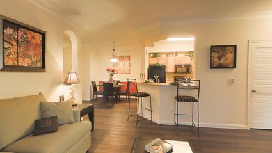 https://image4.apartmentfinder.com/i2/xnWOPJenaKeuoZakeF9bFpfHI-37BEWvT0RrHLRDQuM/118/club-at-stone-oak-san-antonio-tx-2-br-2-ba---1126-sf.jpg